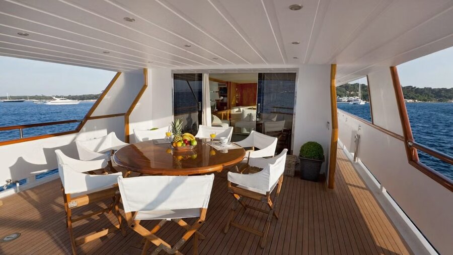 Alfresco dining on DUNE's aft deck