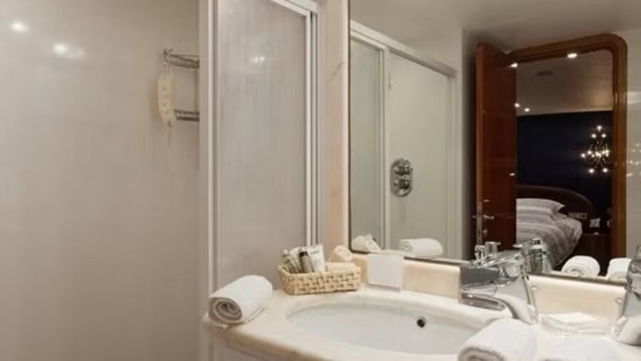 Ensuite bathroom aboard DUNE